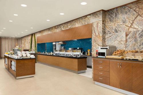 Ramada Plaza by Wyndham Samsunにあるキッチンまたは簡易キッチン