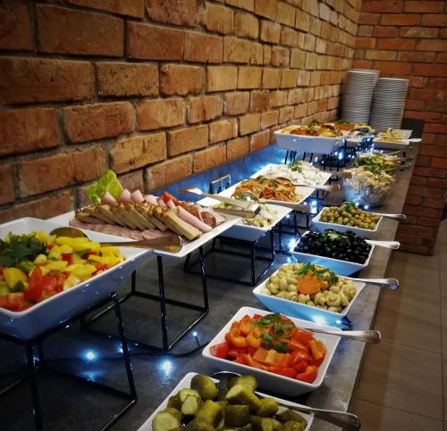 una línea de buffet con muchos tipos diferentes de comida en Mikołajki Resort Hotel & Spa Jora Wielka, en Mikołajki