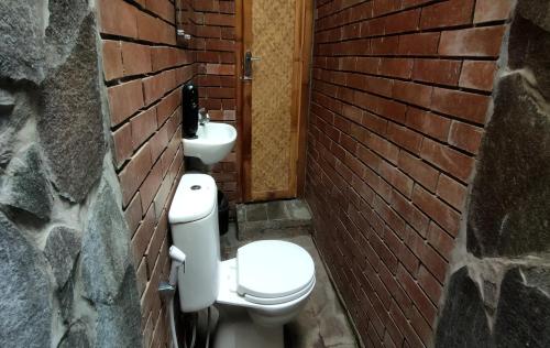 Ein Badezimmer in der Unterkunft Balkondes Kembanglimus