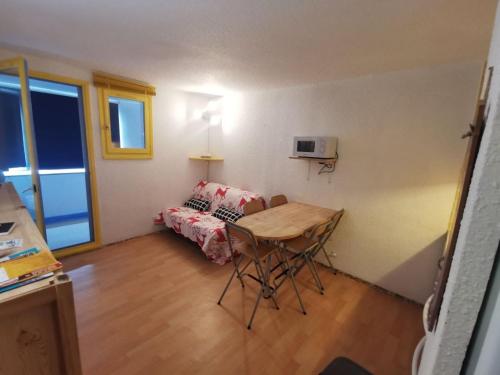 - un petit salon avec une table et un canapé dans l'établissement La Foux d'Allos - Studio 4 couchages, très proche centre station, à La Foux