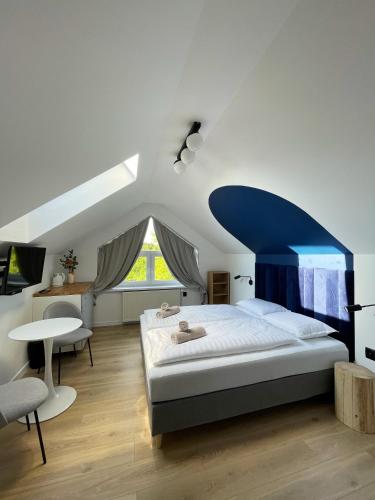 Una cama o camas en una habitación de Dubois Apartments Kołobrzeg