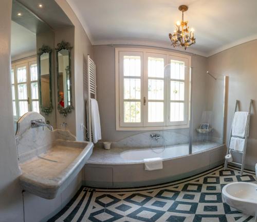 duża łazienka z dużą wanną i umywalką w obiekcie B&B Villa Ricardi w mieście Moncalieri