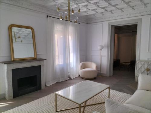 sala de estar con mesa y chimenea en Stunning Luxury Apartment, 2 min walk from Soho House, en Barcelona