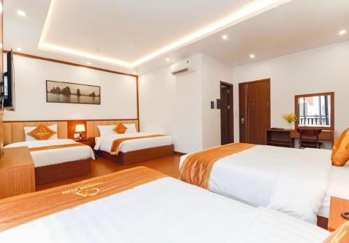Katil atau katil-katil dalam bilik di Quỳnh Anh Hotel Hạ Long