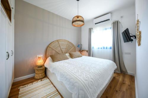 מיטה או מיטות בחדר ב-Authentic Beachfront Apartment by Sea N' Rent