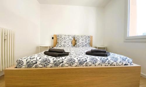 um quarto com uma cama grande e uma cabeceira em madeira em Marie Antoinette - Appartement 2 Chambres, centre ville, terrasse, moderne em Antibes