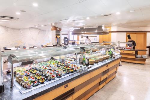 Makanan di atau berdekatan hotel