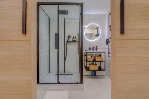 uma casa de banho com um chuveiro e uma porta de vidro em REVES DE PAMPA L Atelier em Lorgues