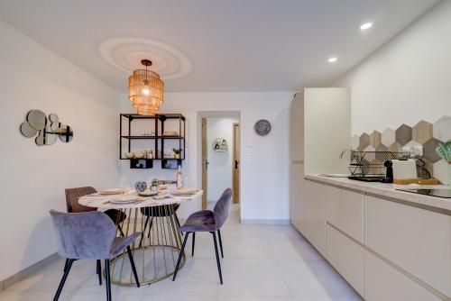 une cuisine et une salle à manger avec une table et des chaises dans l'établissement REVES DE PAMPA L Atelier, à Lorgues