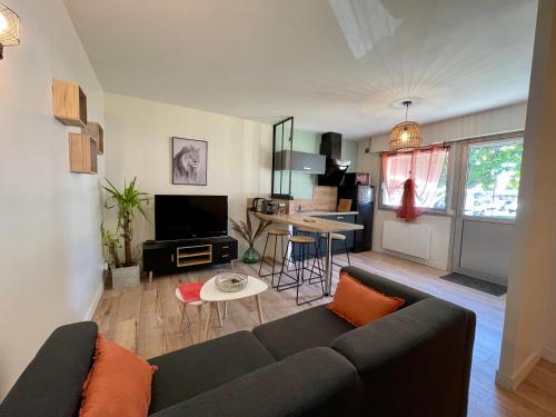 un salon avec un canapé et une table dans l'établissement Charmant T3 en centre ville, à Loudéac