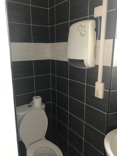 a bathroom with a toilet and a sink at Appartement WHITE DESIGN Proche Cannes in Le Cannet