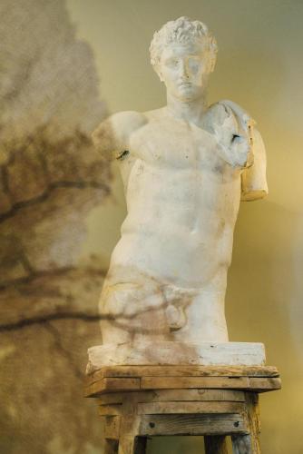 a white statue sitting on top of a table at Seven Rooms Villadorata in Noto