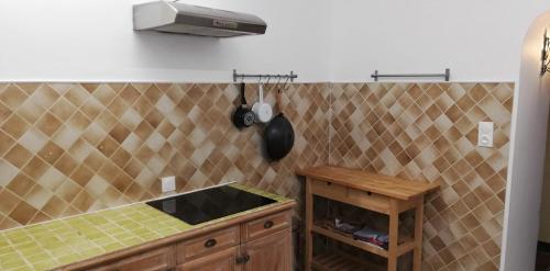 kuchnia ze zlewem i ścianą wyłożoną kafelkami w obiekcie Maison familiale Jardin parking, 10 min plage, 1* w mieście Saint-Cyr-sur-Mer