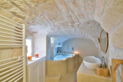 Kuchyňa alebo kuchynka v ubytovaní L'Alcova del Ro' with Hot Tub in Ostuni