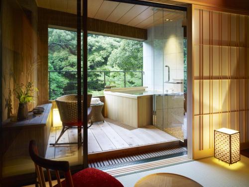 una cocina con una gran puerta de cristal que da a una terraza en Fudoguchikan, en Izumisano