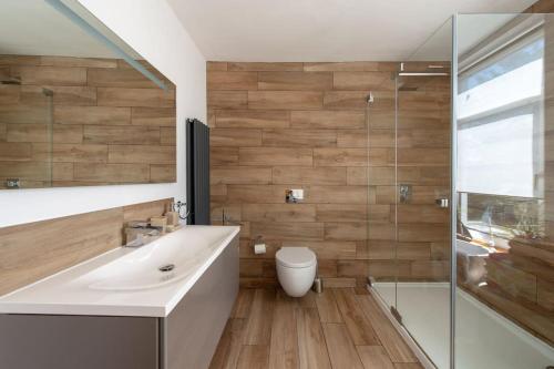 uma casa de banho com um WC, um lavatório e um chuveiro em Large Townhouse Penarth, Cardiff em Cardiff