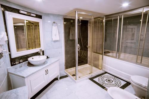 Bathroom sa Tebriz Hotel Nakhchivan