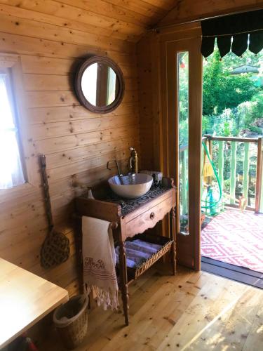 une salle de bain avec un lavabo dans une cabane en rondins dans l'établissement 