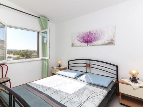 sypialnia z łóżkiem i oknem w obiekcie Apartments Ana 418 w Fažanie