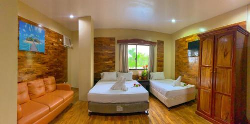 Postel nebo postele na pokoji v ubytování Mabini Hotel