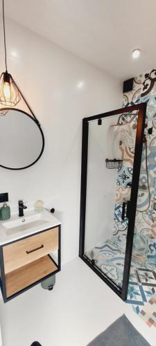 a bathroom with a sink and a mirror at Central Apartments Ogarna 4 in Gdańsk