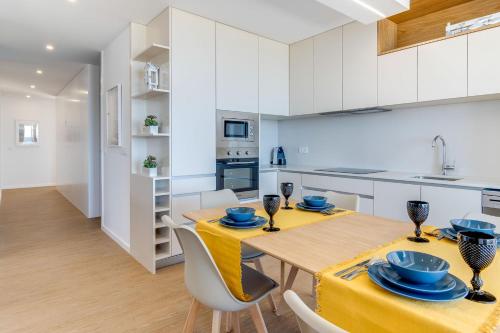 波瓦－迪瓦爾津的住宿－7 Mares，厨房以及带桌椅的用餐室。