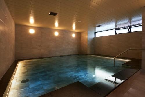 Bazén v ubytovaní Daiwa Roynet Hotel Sapporo Nakajima Koen alebo v jeho blízkosti