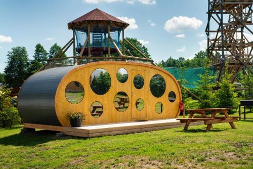 um edifício em forma de cúpula com um gazebo num parque em Vudila Peremajad em Kaiavere