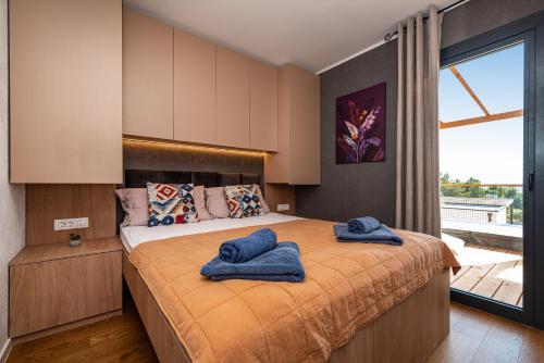 una camera da letto con un letto con due asciugamani sopra di Bella Vista a Drage