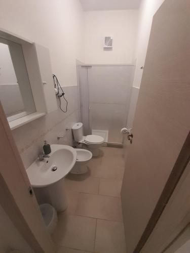 un bagno bianco con lavandino e WC di CTA Catania Aeroporto fontanarossa reception a Catania