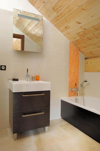 une salle de bain avec un lavabo et une baignoire dans l'établissement Résidence Néméa L'Adret, à Saint-Chaffrey