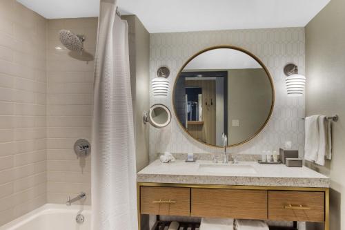 Omni Hotel at the Battery Atlantaにあるバスルーム