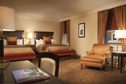Postel nebo postele na pokoji v ubytování Omni William Penn Hotel