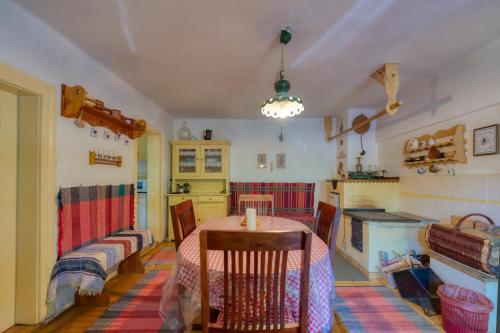 a living room with a table and a kitchen at Chalupa u Janov in Mýto pod Ďumbierom