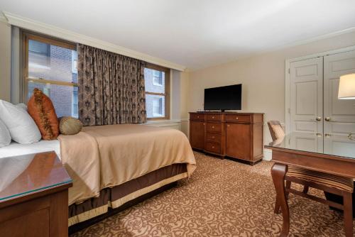 Postel nebo postele na pokoji v ubytování Omni William Penn Hotel