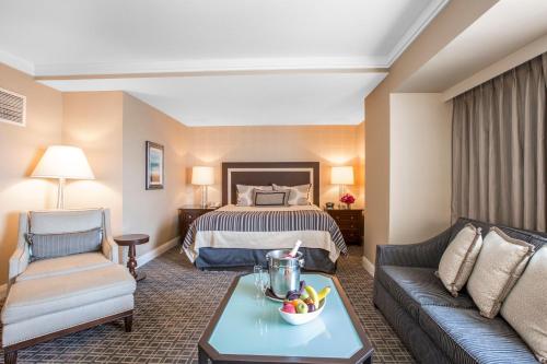 Postel nebo postele na pokoji v ubytování Omni Los Angeles Hotel
