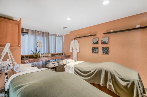 Postel nebo postele na pokoji v ubytování Omni Los Angeles Hotel