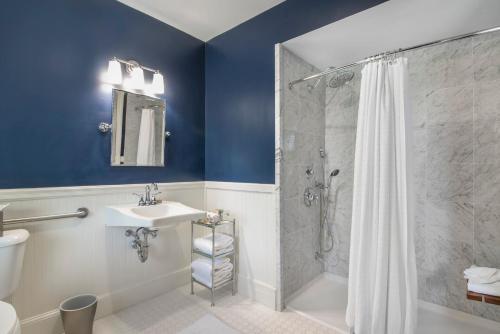 Ванная комната в Omni Bretton Arms Inn at Mount Washington Resort