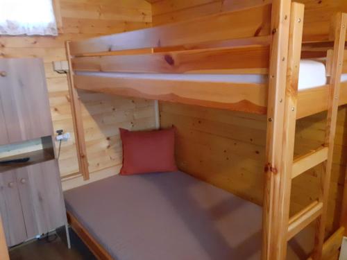 a bedroom with two bunk beds in a cabin at Chatka Rozárka - Výrovická přehrada in Horní Dunajovice