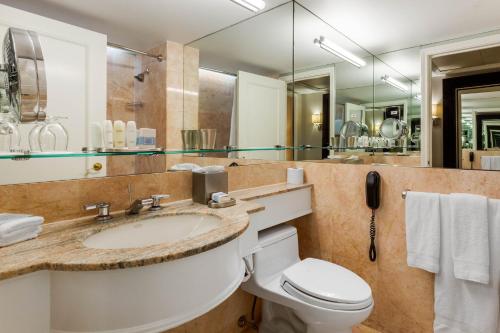 Ένα μπάνιο στο Omni Berkshire Place