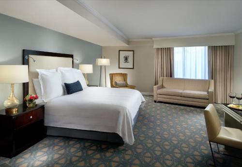 A bed or beds in a room at Omni Riverfront New Orleans