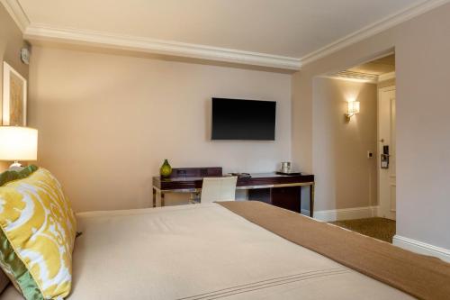 Μια τηλεόραση ή/και κέντρο ψυχαγωγίας στο Omni Berkshire Place