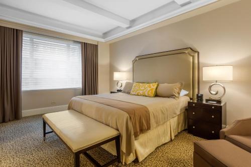 Ένα ή περισσότερα κρεβάτια σε δωμάτιο στο Omni Berkshire Place