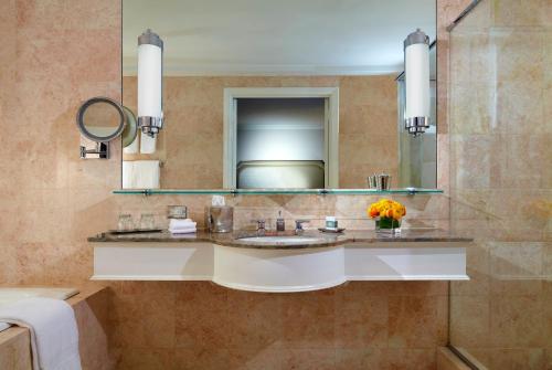 Ένα μπάνιο στο Omni Berkshire Place