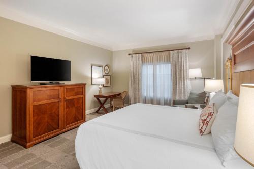 Postel nebo postele na pokoji v ubytování Omni Barton Creek Resort and Spa Austin