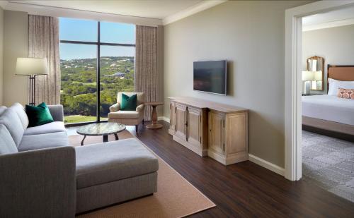 TV a/nebo společenská místnost v ubytování Omni Barton Creek Resort and Spa Austin
