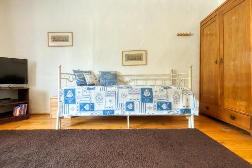 Säng eller sängar i ett rum på Chalupa u Janov
