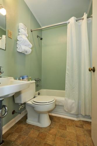 Un baño de Shoreham Oceanfront Hotel