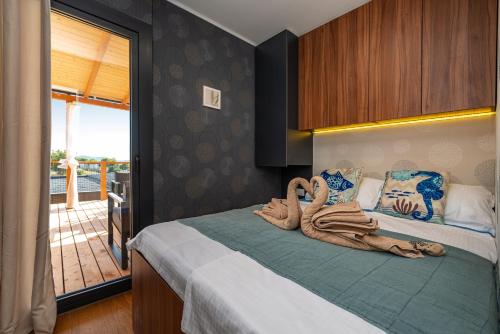 A bed or beds in a room at Island of Heron - C'est La Vie