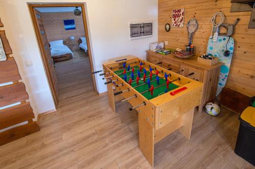 Η αίθουσα παιχνιδιών του Tarnawianka Apart, jacuzzi, sauna, bilard